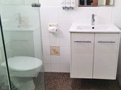 Comfort Queen - Bathroom at Country Lodge Motor Inn