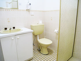 Family - Bathroom at Country Lodge Motor Inn